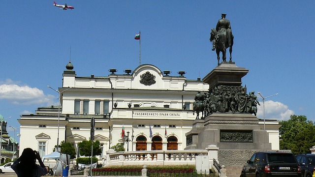 II. Sándor cár szobra a parlament előtt