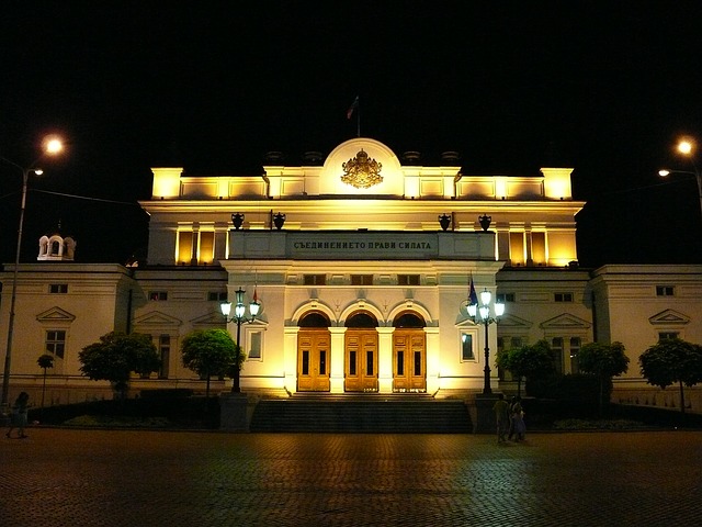 A parlament épülete Szófiában, esti kivilágításban