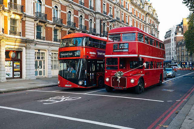 Londoni utcakép buszokkal