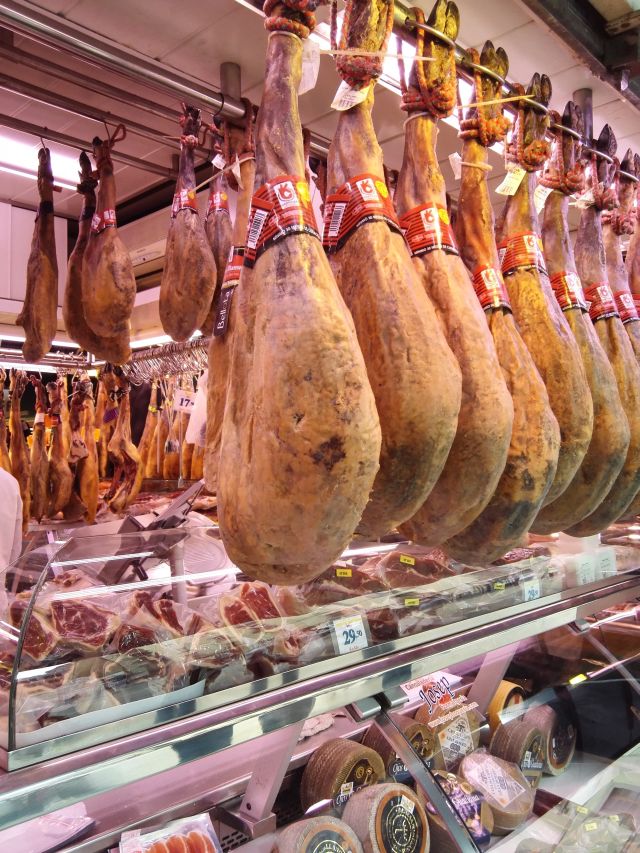 Óriási sonkák és rengeteg hús a barcelonai piacon