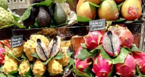Különleges trópusi gyümölcsök a barcelonai La Boqueria piacon