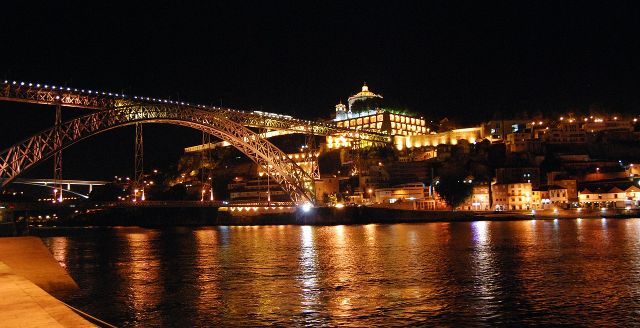 Az I. Lajos híd esti kivilágításban