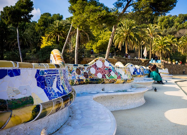 Színes mozaikokkal kirakott padok a Güell Parkban