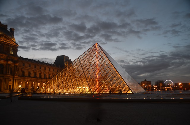 A piramis a Louvre előtt