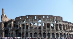 A Colosseum előtt sokan állnak belépőért