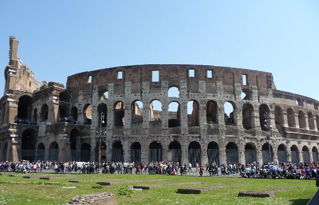 A Colosseum előtt sokan állnak belépőért