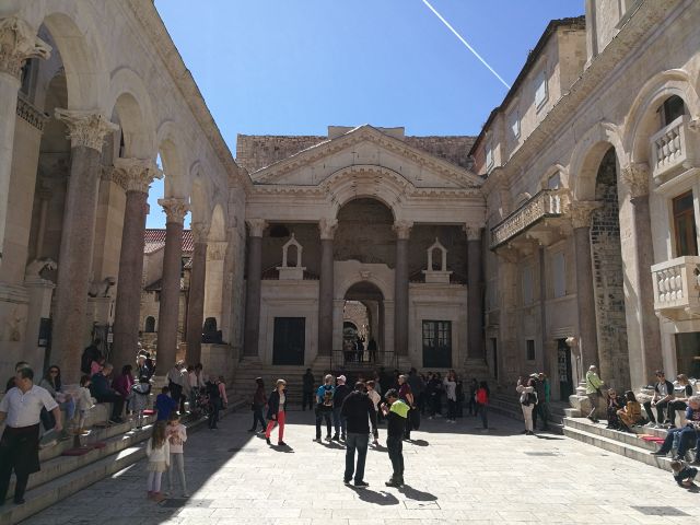 Peristil tér, a Diocletianus palota főtere