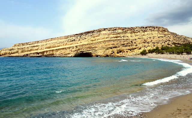 Matala strand sziklás háttérrel