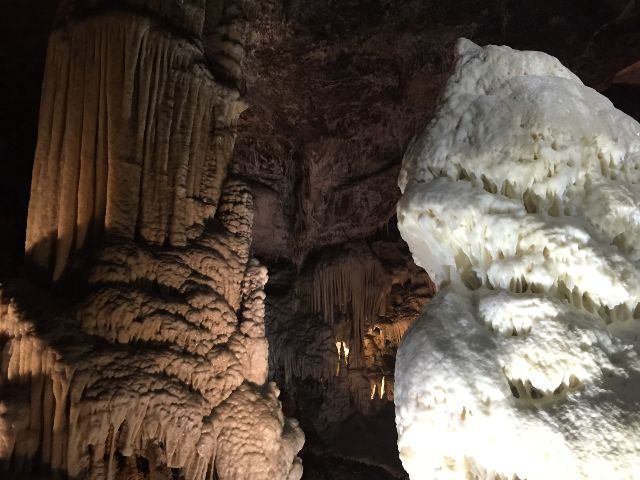 Szlovénia érdekes látnivalója a Postojnai cseppkőbarlang