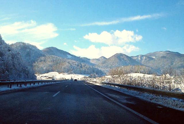 Szlovénia autópálya a hegyek között