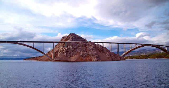 Krk híd, ami a szigetre vezet