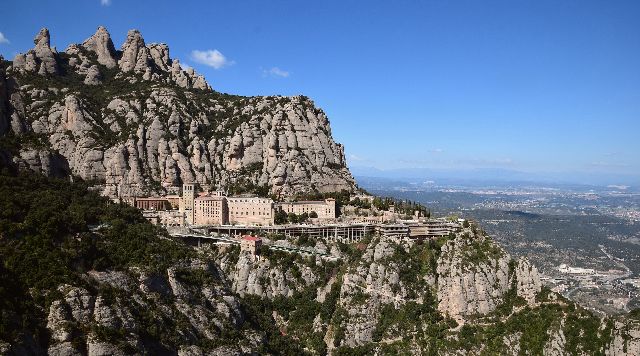 Montserrat hegy látképe a koostorral