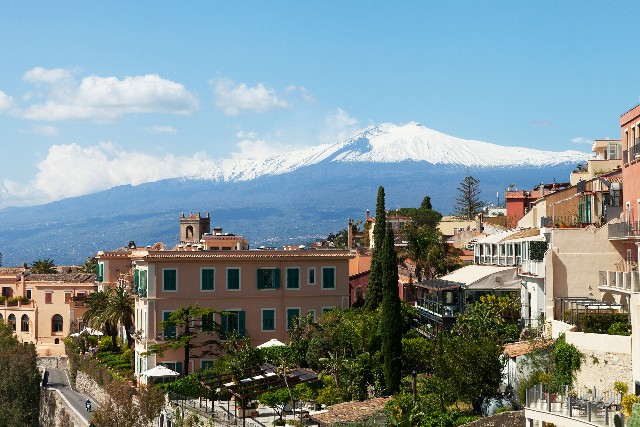 Taormia, háttérben az Etna