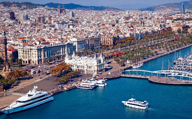 A barcelonai kikötő, innen indul a legtöbb hajókirándulás.