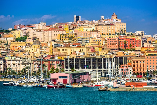 Cagliari városképe a tengerről
